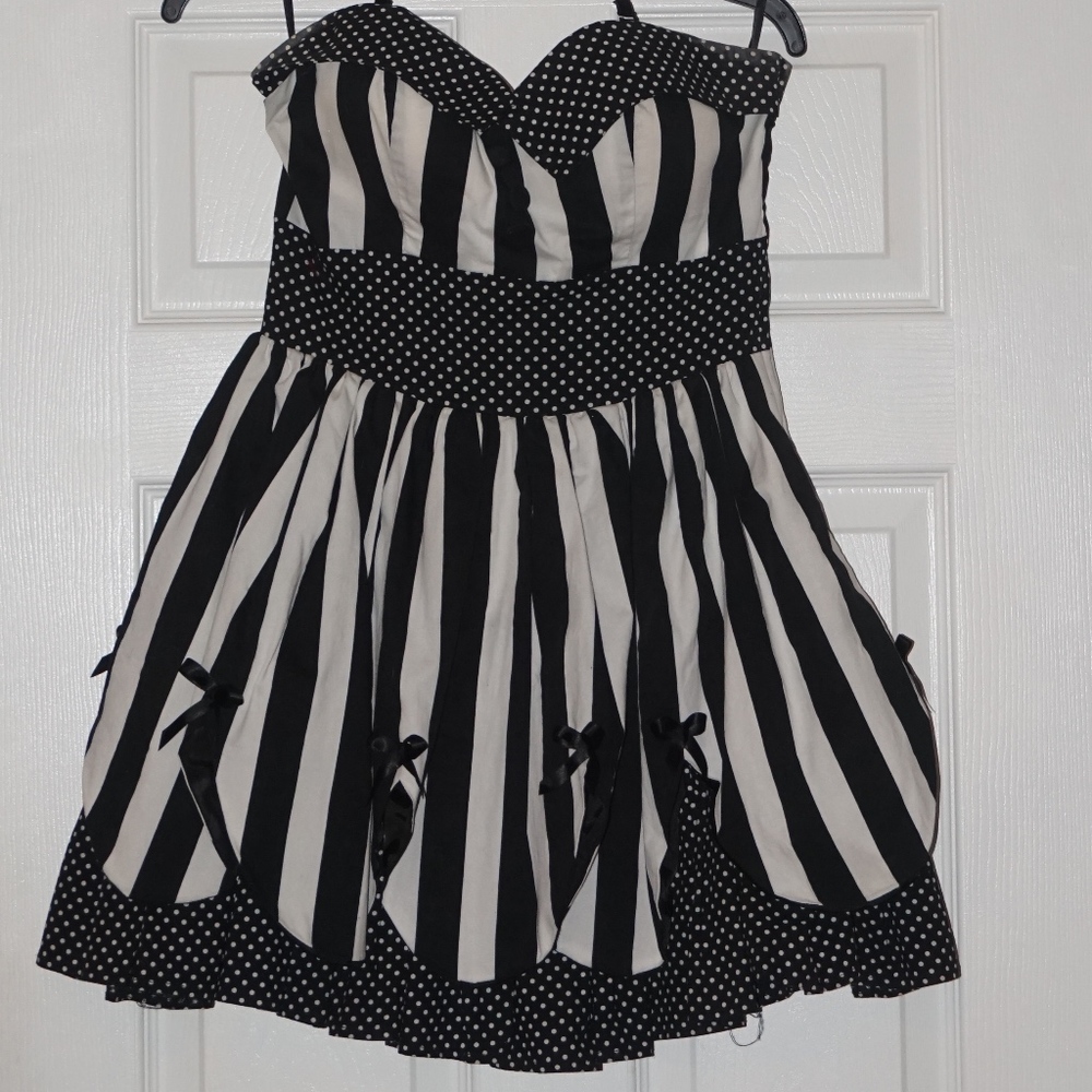 Adorable Black & White Flair Pinup Mini Dress
